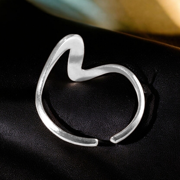 🆕️18K Gold Plated Adjustable Wavy Dainty Minimalist Ring - Fits Sizes 6-9 ✨ - Picture 6 of 12